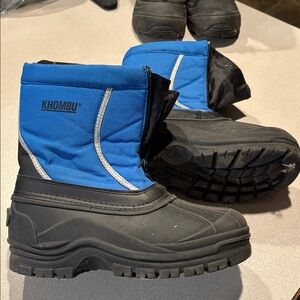 Nice warm KHOMBU kids winter boots, blue and black, zipper front, size 3M